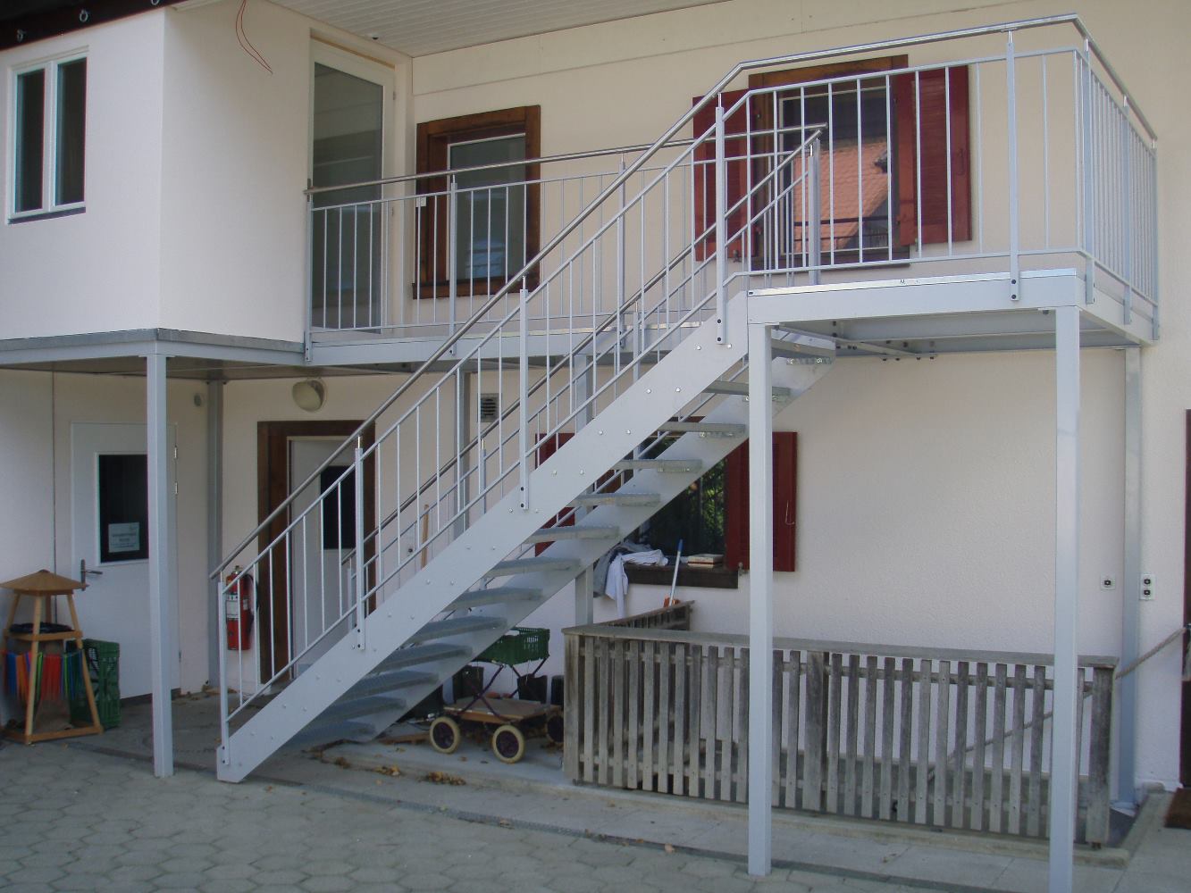 Treppe mit Geländer und Podest , Schlosserei Guldimann, 4654 Lostorf