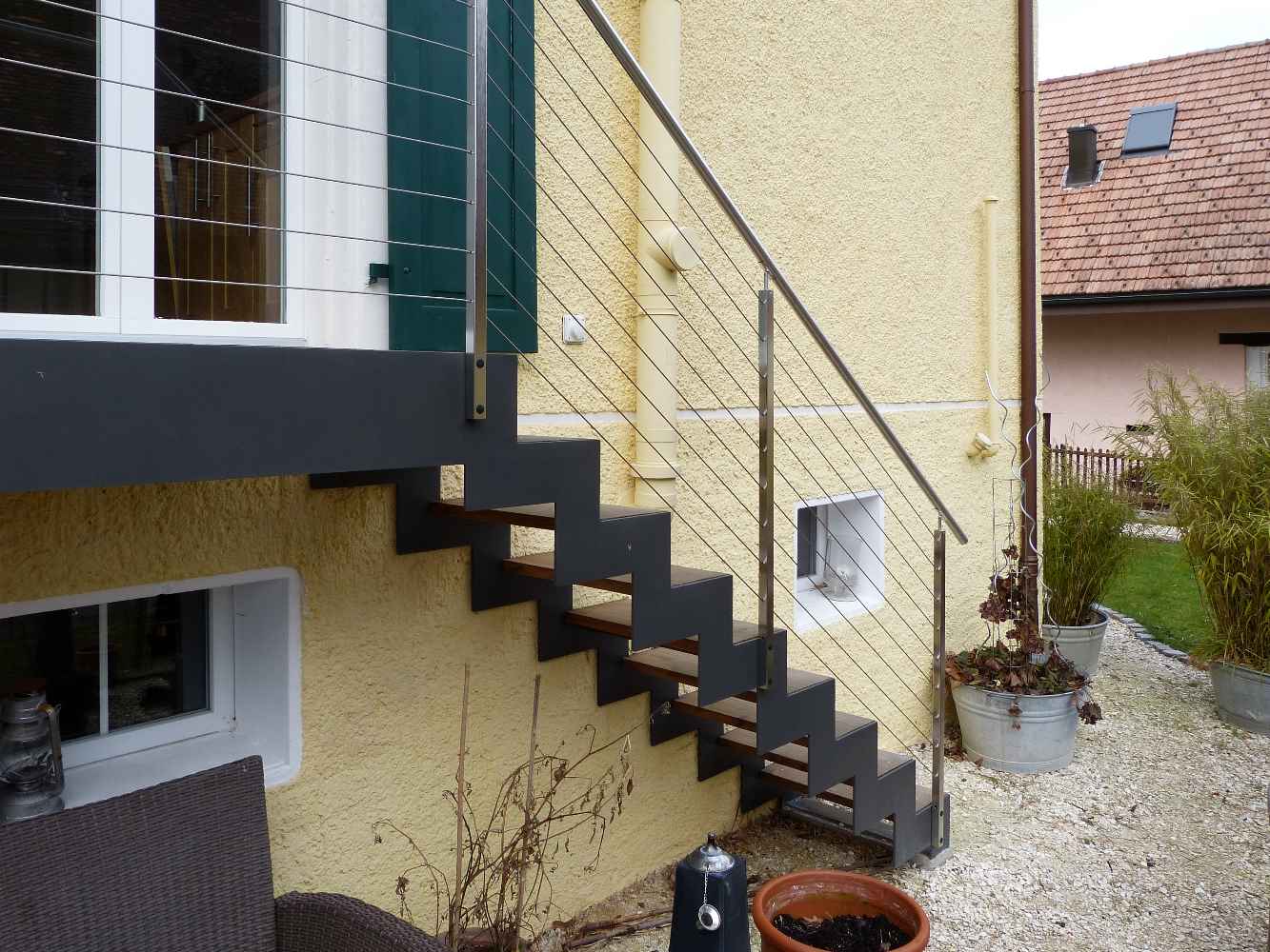 Treppe mit Geländer schwarz lackiert , Schlosserei Guldimann, 4654 Lostorf